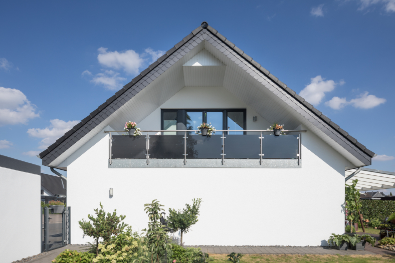 Einfamilienhaus-weisse-Fassade-2_2.jpg